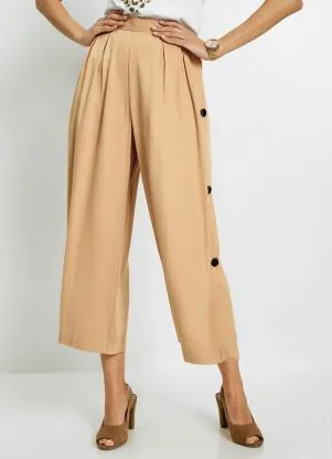 bonprix - Calça Pantacourt com Botões Laterais Bege - BONPRIX