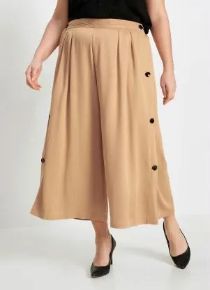 bonprix - Calça Pantacourt com Botões Laterais Bege - BONPRIX