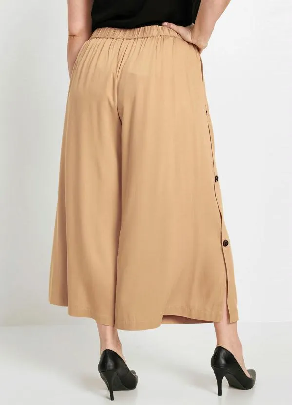 bonprix - Calça Pantacourt com Botões Laterais Bege 10