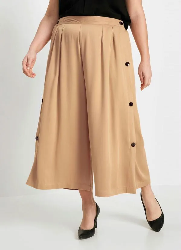 bonprix - Calça Pantacourt com Botões Laterais Bege 9