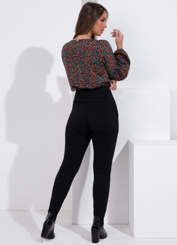 Quintess - Calça Preta com Detalhe de Botões e Bolsos 4