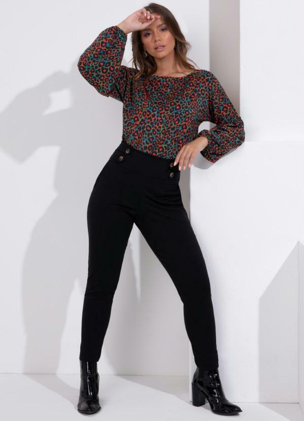 Quintess - Calça Preta com Detalhe de Botões e Bolsos 5