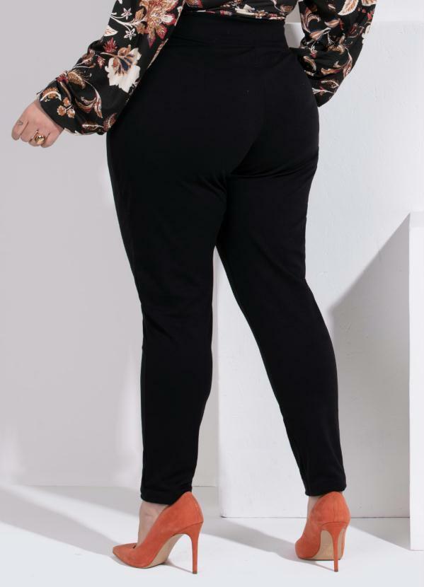 Quintess - Calça Preta com Detalhe de Botões e Bolsos 8