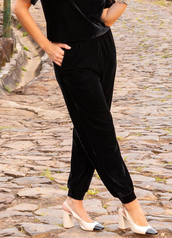 Quintess - Calça Jogger Preta em Veludo 2