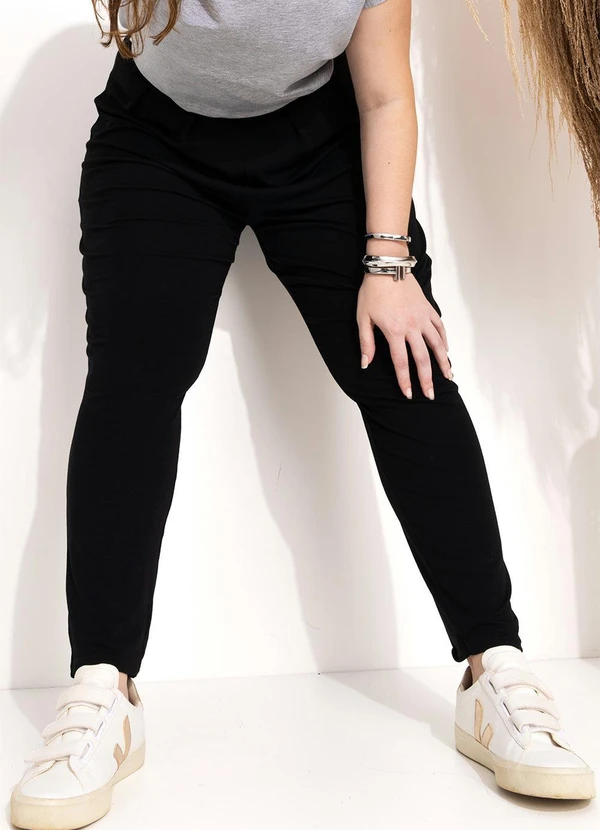 Quintess - Calça Preta Soltinha com Pregas 20