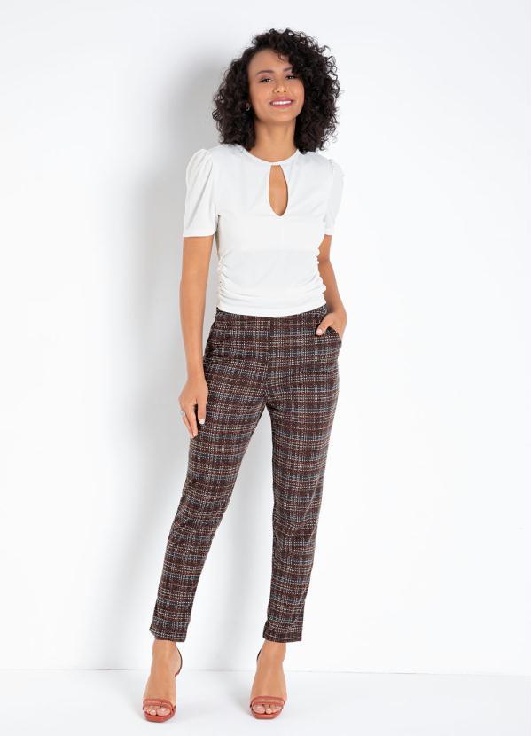 Moda Pop - Calça Xadrez Marrom com Elástico e Bolsos 3