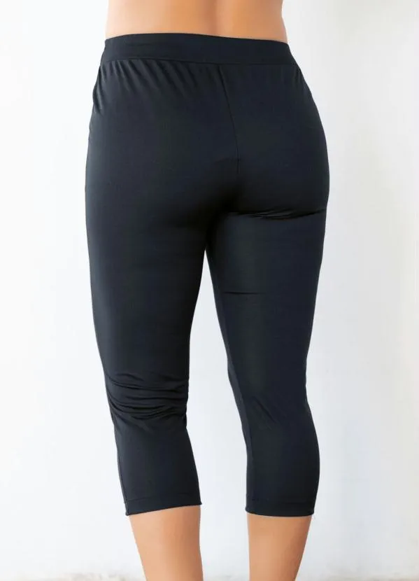 Moda Pop - Calça Corsário Preta com Estampa Localizada 7