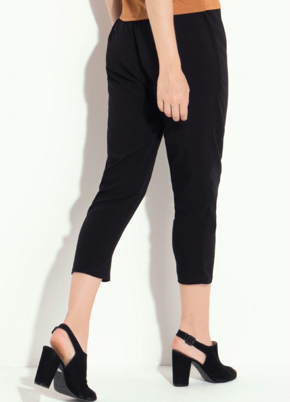 Quintess - Calça Preta com Ilhóses na Cintura 2