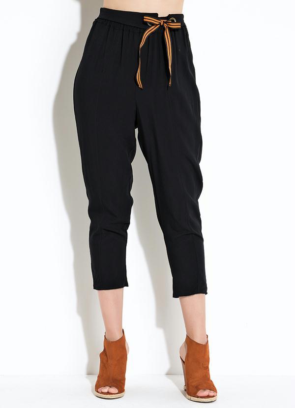 Quintess - Calça Preta com Ilhóses na Cintura 5