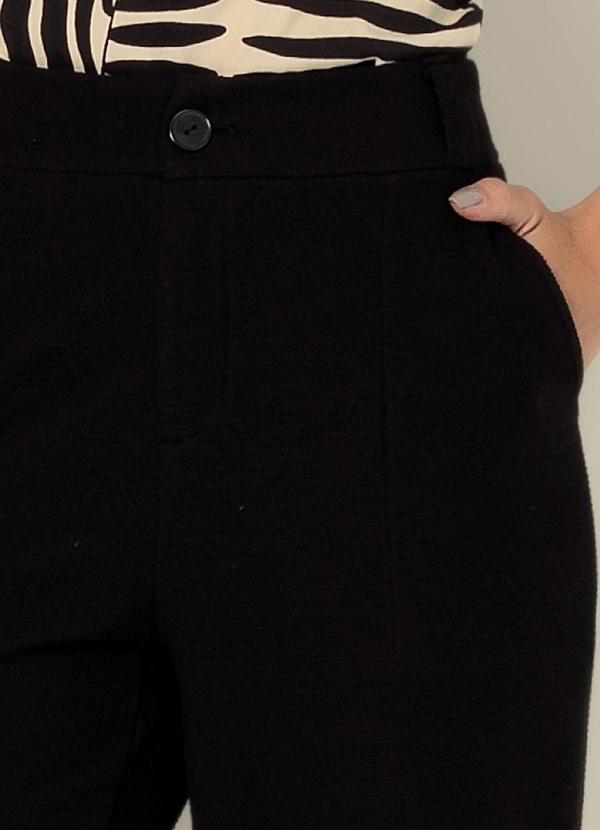 Gris - Calça Flare em Canelado Preto 3