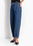 Cal�a azul escuro em jeans de algod�o