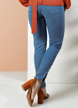Quintess - Calça Jeans Claro com Pérolas - QUINTESS