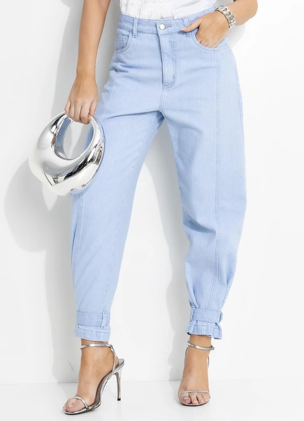 Quintess - Calça Balloon Jeans Claro em Algodão com Martingale na Barra