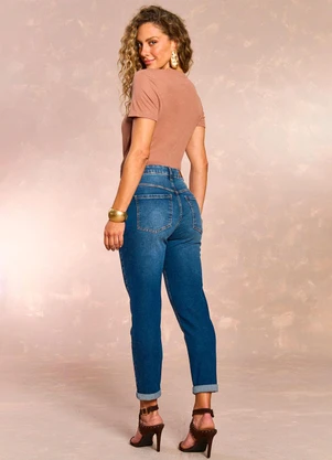 Doce Trama - Calça Mom Lavanda Soft Garden em Denim Azul - DOCE TRAMA