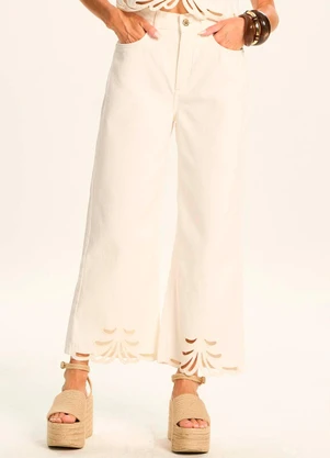 Doce Trama - Calça Wide Cropped Sarja Bordado Miragem Branco - DOCE TRAMA