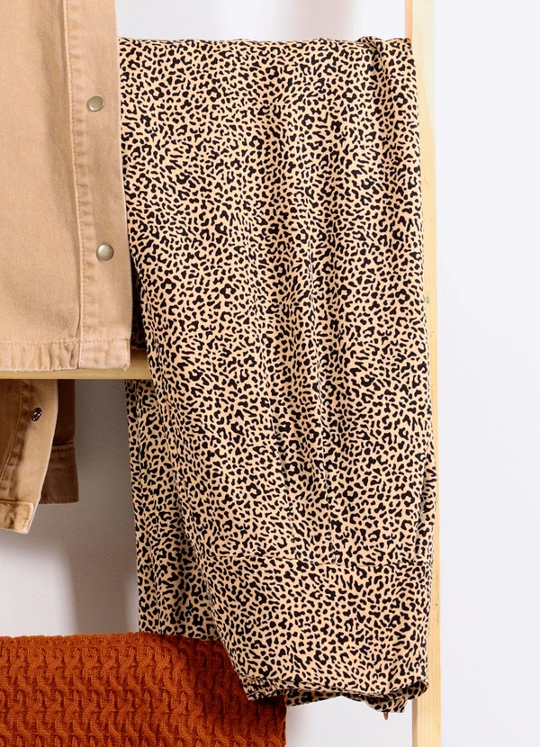 Hering - Calça Ampla de Viscose Estampa de Onça Marrom 6