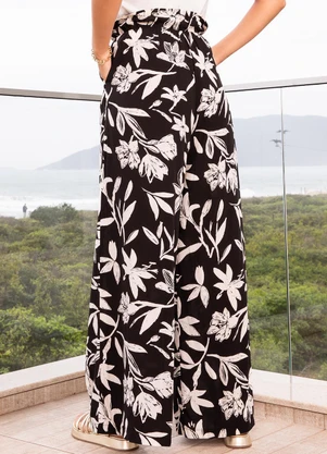 Quintess - Calça Floral Preto e Off White em Viscose Plana - QUINTESS