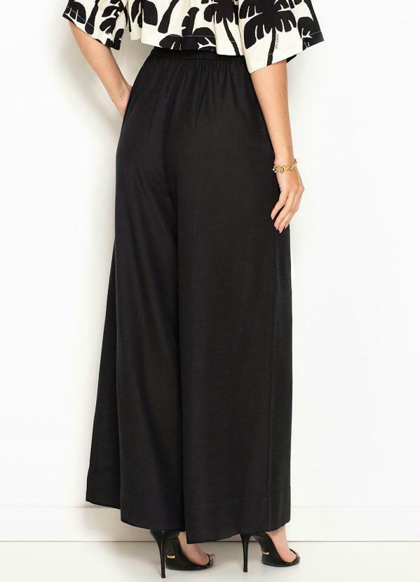 Farm - Calça Pantalona de Viscose Detalhe de Bolso Preta 2