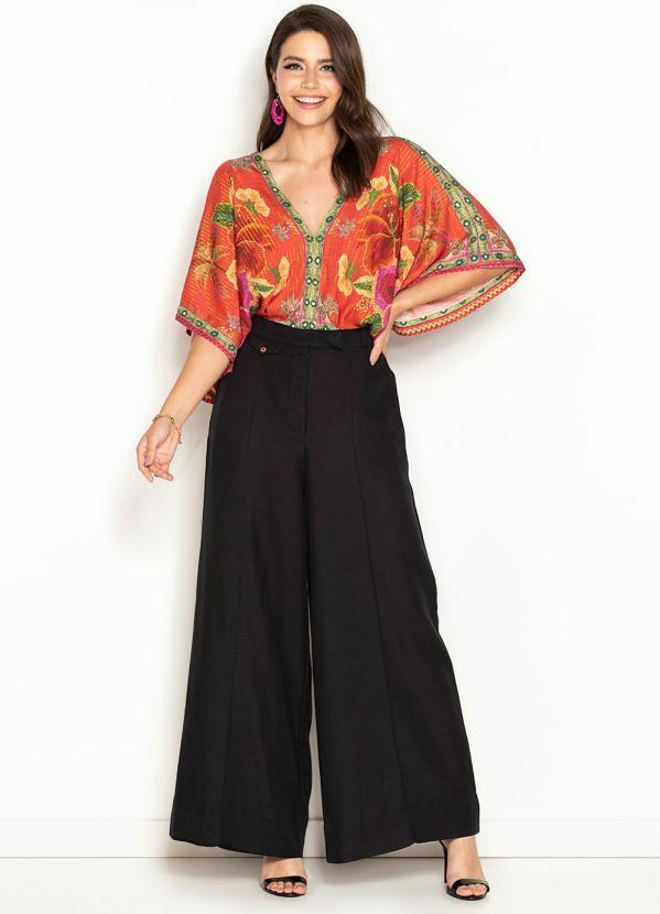 Farm - Calça Pantalona de Viscose Detalhe de Bolso Preta 7