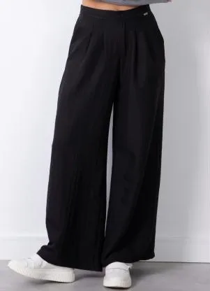 Quintess - Calça Pantalona Preta em Tecido Plano com Pregas - QUINTESS