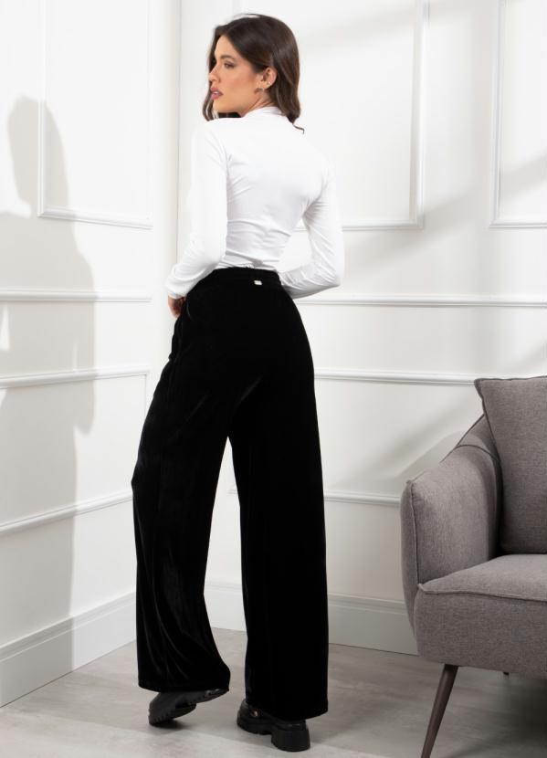 Quintess - Calça Preta em Veludo com Bolsos 2