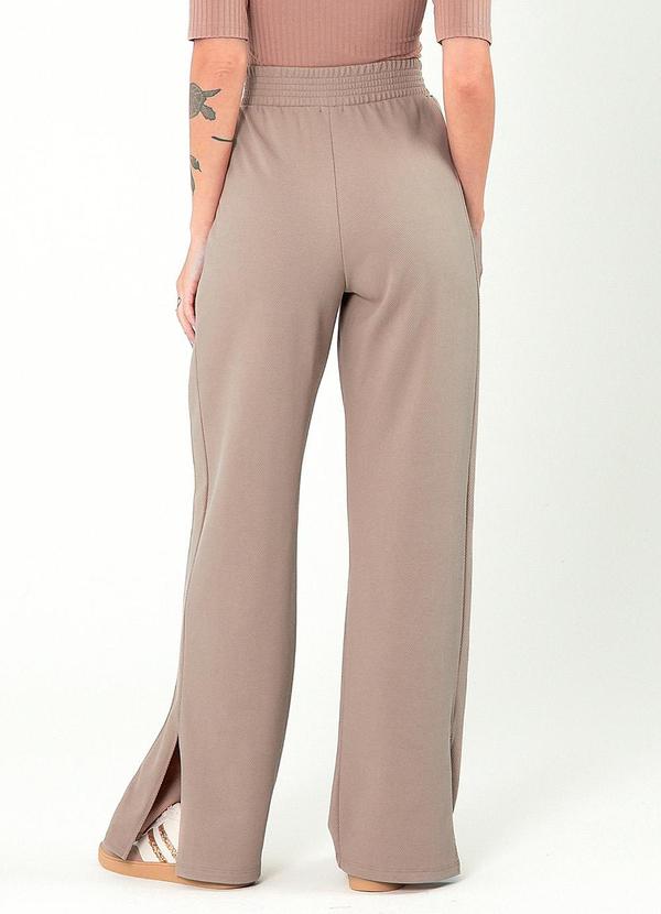 Cativa - Calça Wide Leg em Malha Texturizada Marrom Claro 2