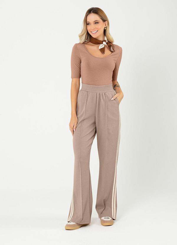 Cativa - Calça Wide Leg em Malha Texturizada Marrom Claro 3