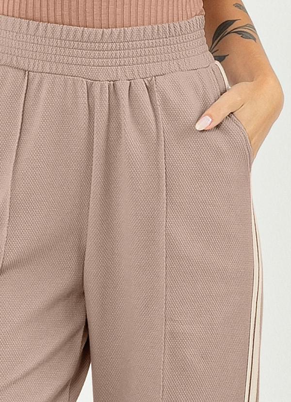 Cativa - Calça Wide Leg em Malha Texturizada Marrom Claro 4