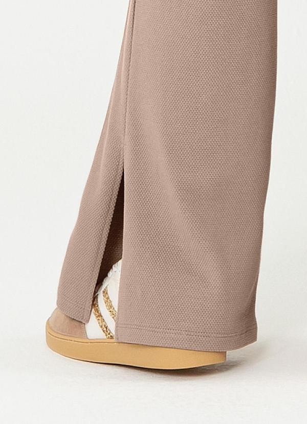 Cativa - Calça Wide Leg em Malha Texturizada Marrom Claro 5
