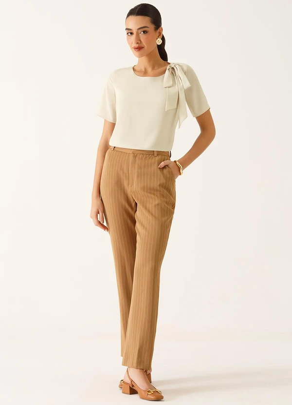 Principessa - Calça Alfaiataria Reta Regular em Viscose Listrada Camel Tatiele 3