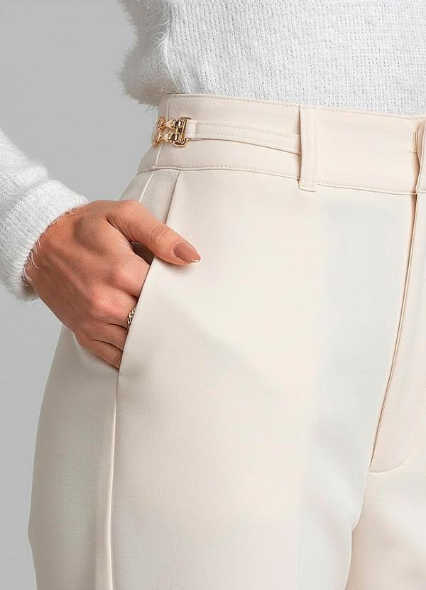 Dianna - Calça Feminina Cenoura em Barbie Strong Bege 5