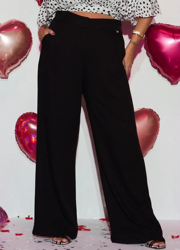 Quintess - Calça Preta em Viscose Plana com Bolsos