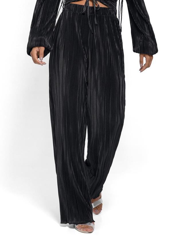 Enfim - Calça Preta Reta Acetinada Plissada