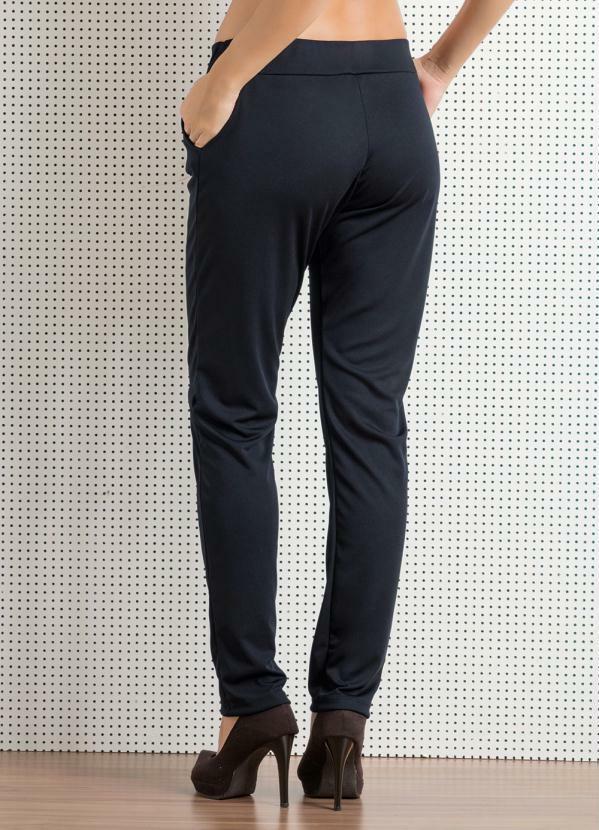 Moda Pop - Calça Reta e Bolsos Frontais Preta 2