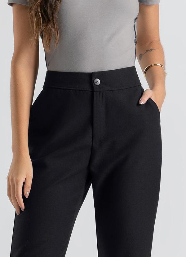 Cativa - Calça Reta em Tecido Texturizado Preto 4