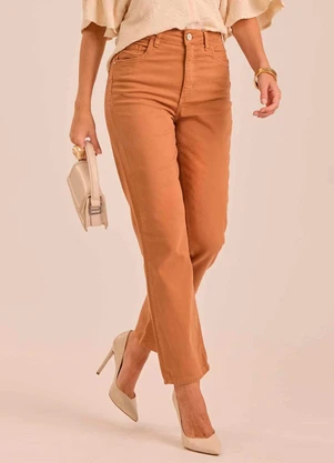 Doce Trama - Calça Reta Slim Retrô Glam em Sarja Marrom - DOCE TRAMA