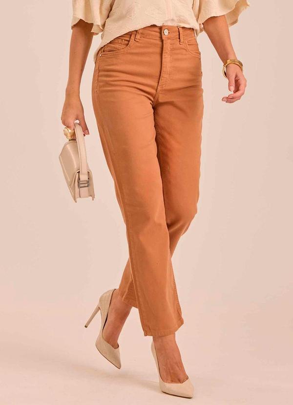 Doce Trama - Calça Reta Slim Retrô Glam em Sarja Marrom
