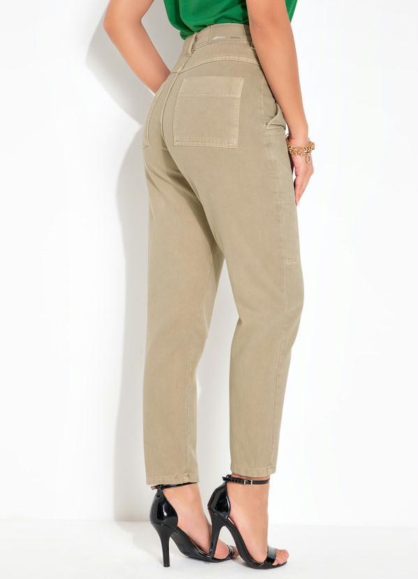 Outlet - Calça Cáqui Mom Jeans com Bolsos Sawary 2