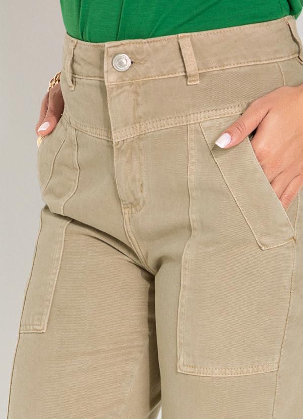 Outlet - Calça Cáqui Mom Jeans com Bolsos Sawary 3