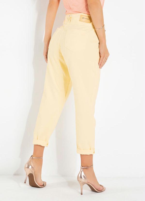 Outlet - Calça Mom Jeans Amarela com Bolsos 2