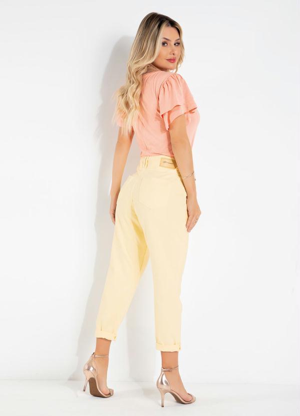 Outlet - Calça Mom Jeans Amarela com Bolsos 4