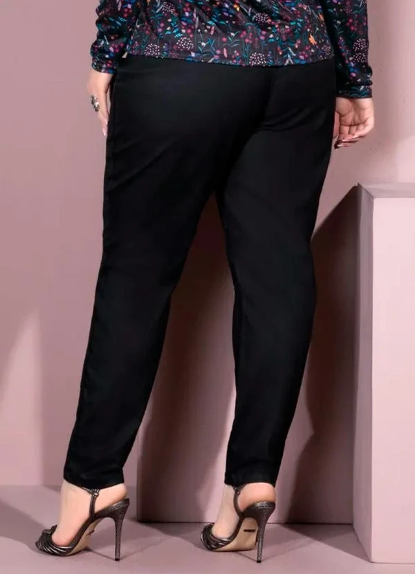 Quintess - Calça Preta Resinada com Detalhes no Cós 1