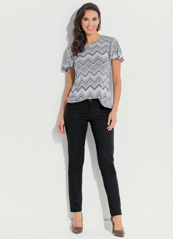 Quintess - Calça Reta Clássica Preta com Bolsos 3