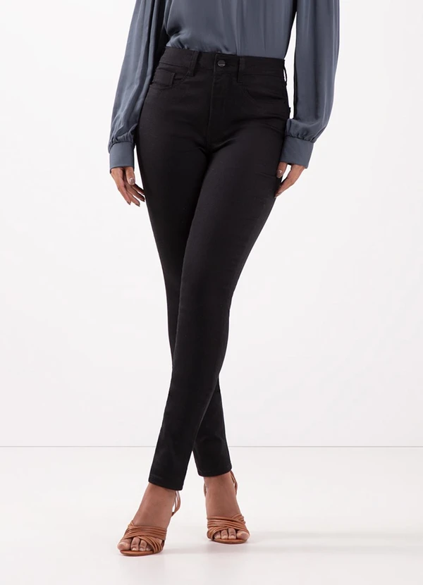 Lunender - Calça Skinny em Sarja Amaciada de Preto