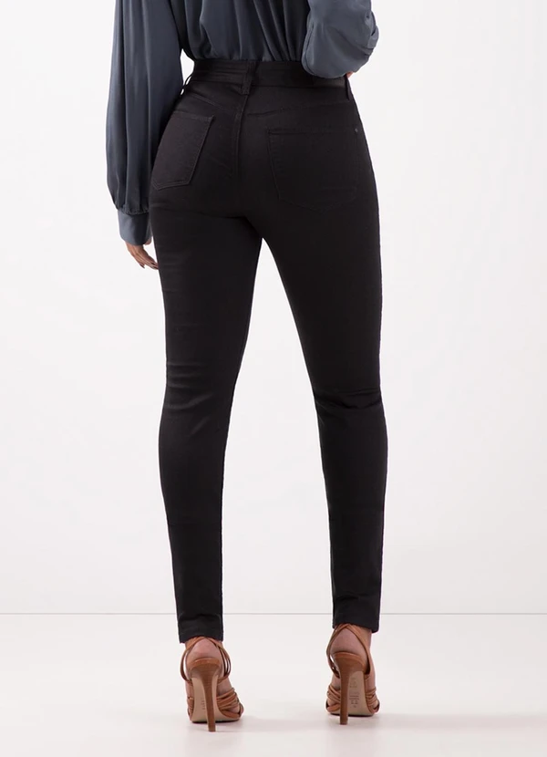 Lunender - Calça Skinny em Sarja Amaciada de Preto 2