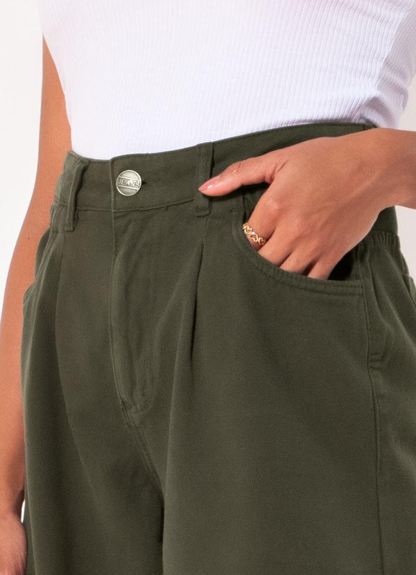 Quintess - Calça Verde Militar em Sarja com Bolsos 5