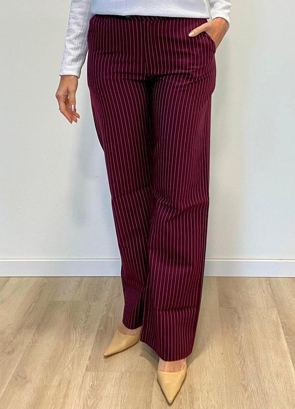 Rafree - Calça Alfaiataria Risca de Giz Cereja