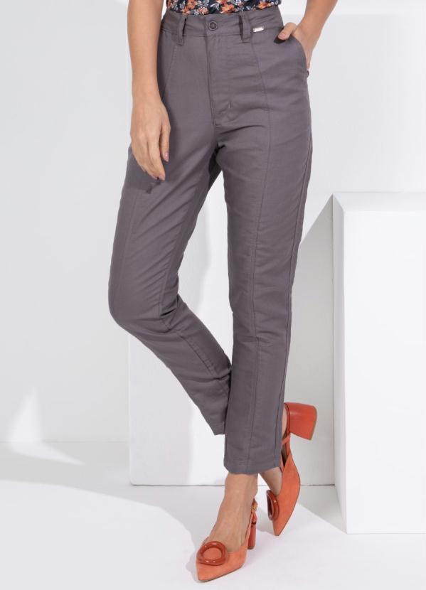 Quintess - Calça Cinza com Bolsos Funcionais
