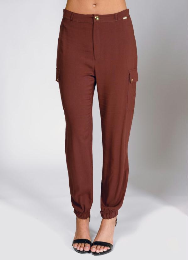 Quintess - Calça com Bolsos Laterais Marrom