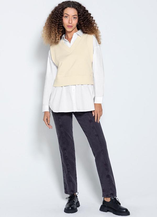 Enfim - Colete Feminino Cropped em Moletom Bege 2